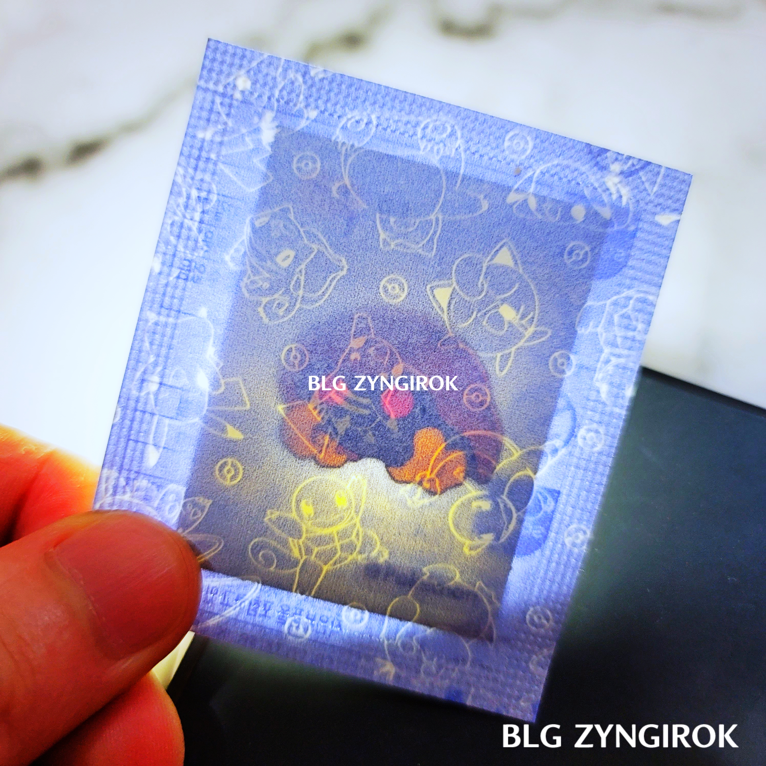 띠부띠부씰-투구를-들고있다.