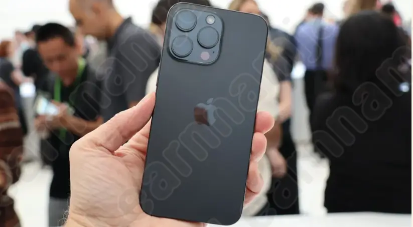 아이폰 15 프로 맥스의 후면 카메라 배열