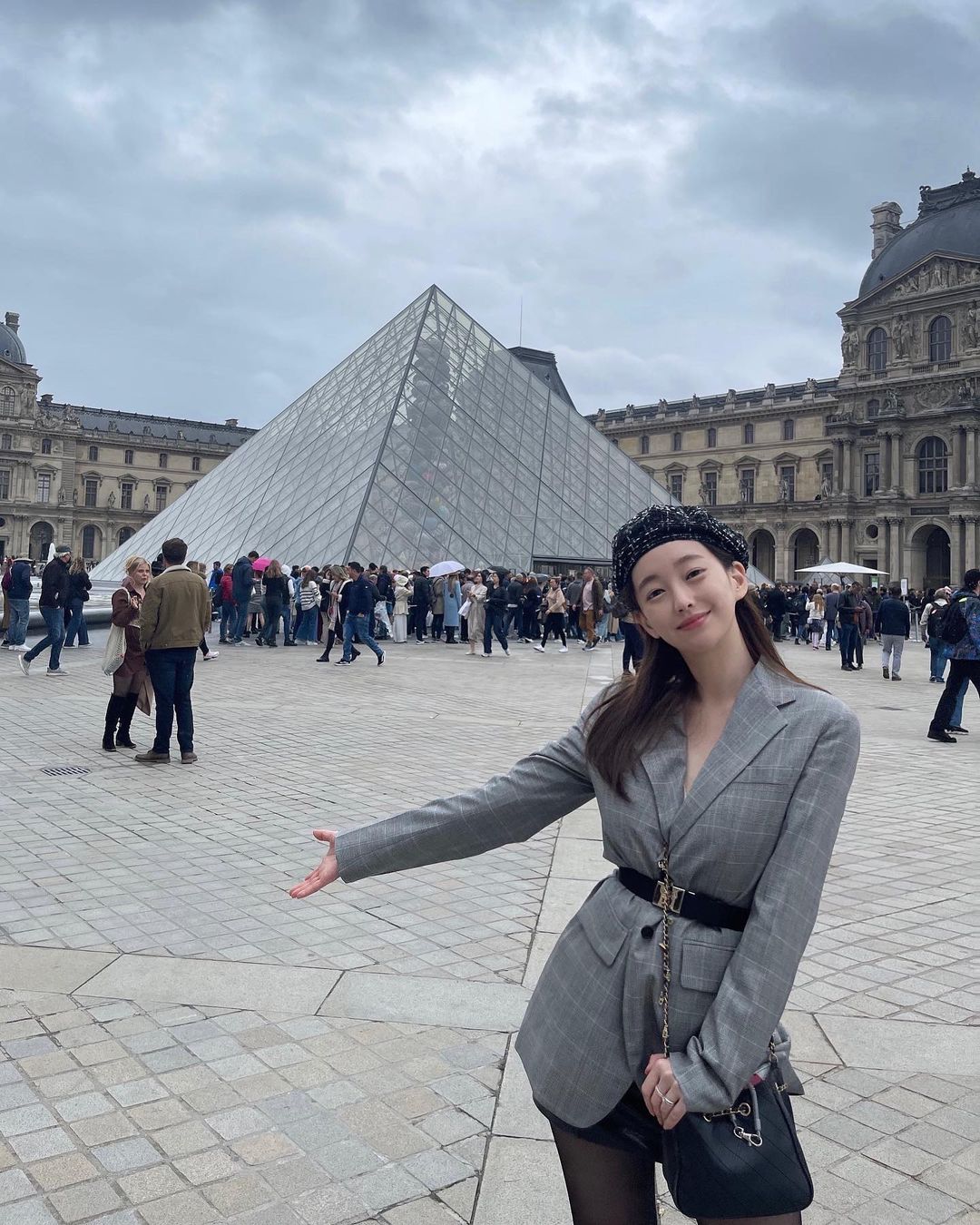 블랙 스타킹의 핫패션 선보이는 강아랑 기상캐스터