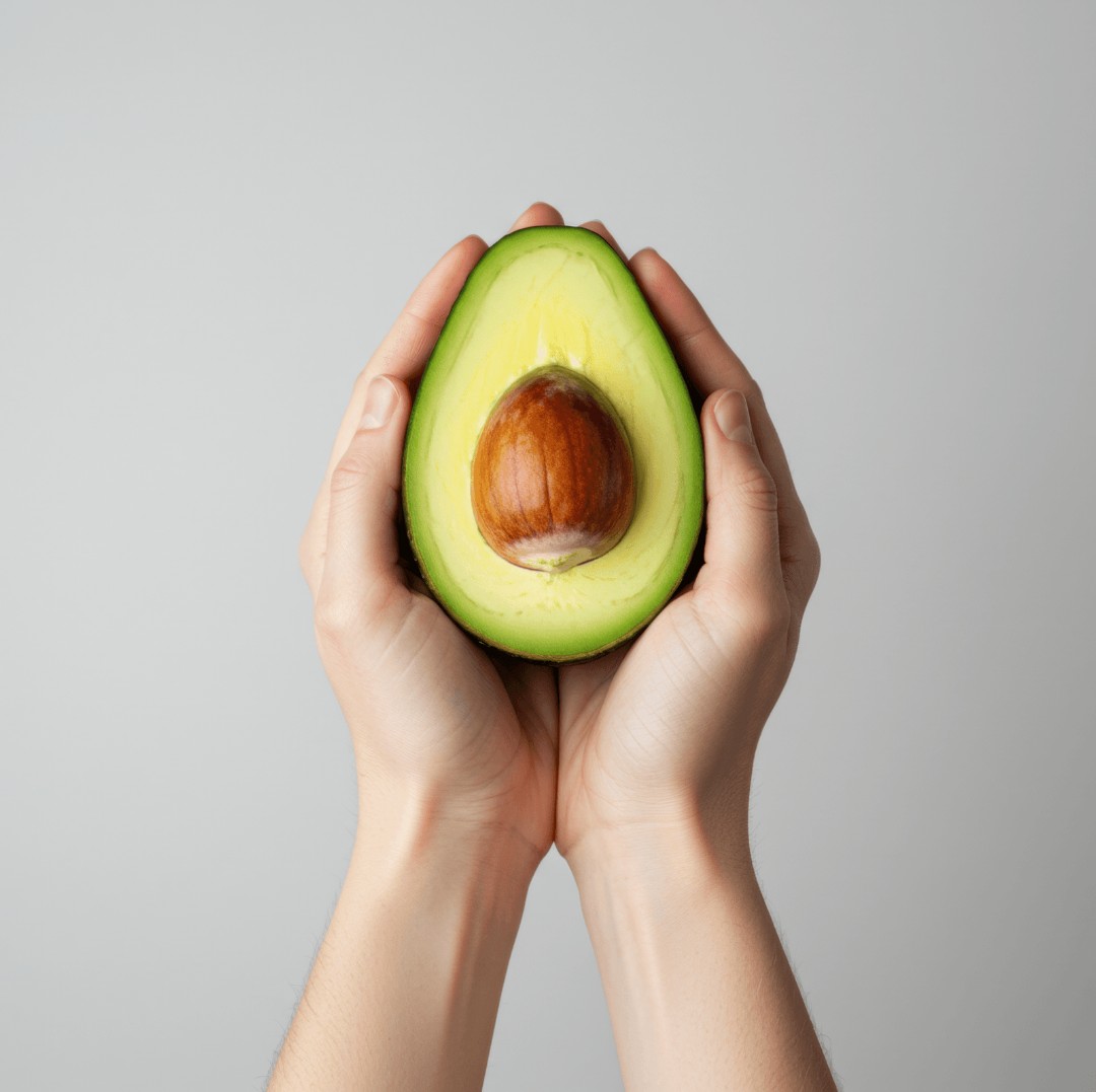 손으로 익은 아보카도 상태를 확인하는 이미지