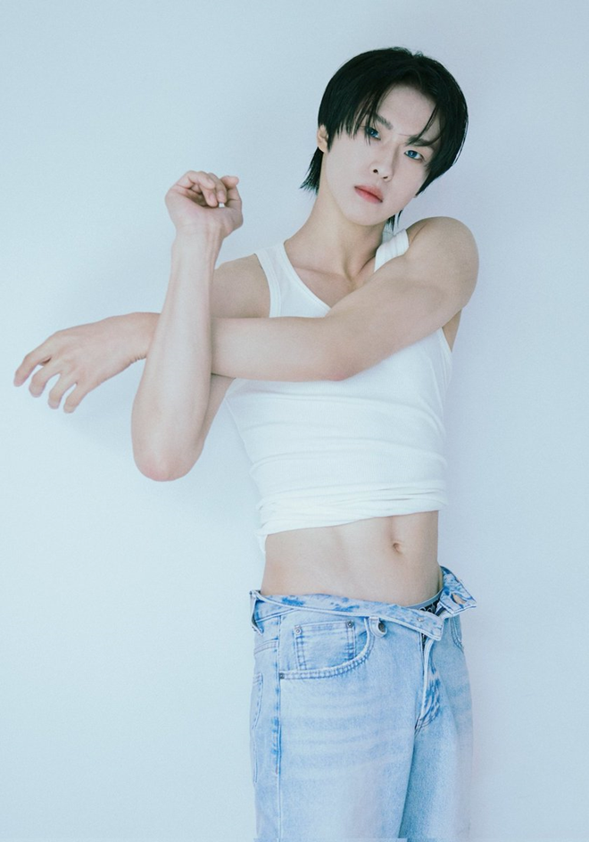 꽁꽁싸매는 다른 멤버들과 다르다는 핫 피지컬 가이 남돌 | 인스티즈