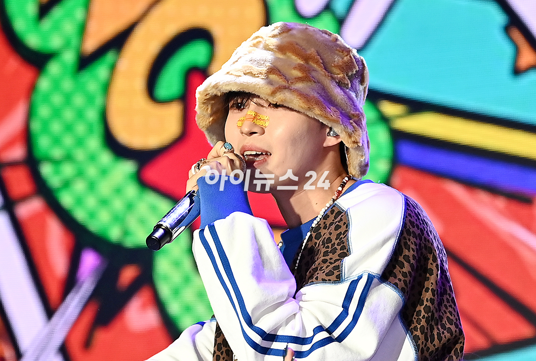 가수 김재환이 20일 오후 서울 강남구 일지아트홀에서 열린 여섯 번째 미니앨범 'J.A.M(잼) 발매 기념 미디어 쇼케이스에서 포토타임을 갖고 있다. [사진=곽영래 기자]