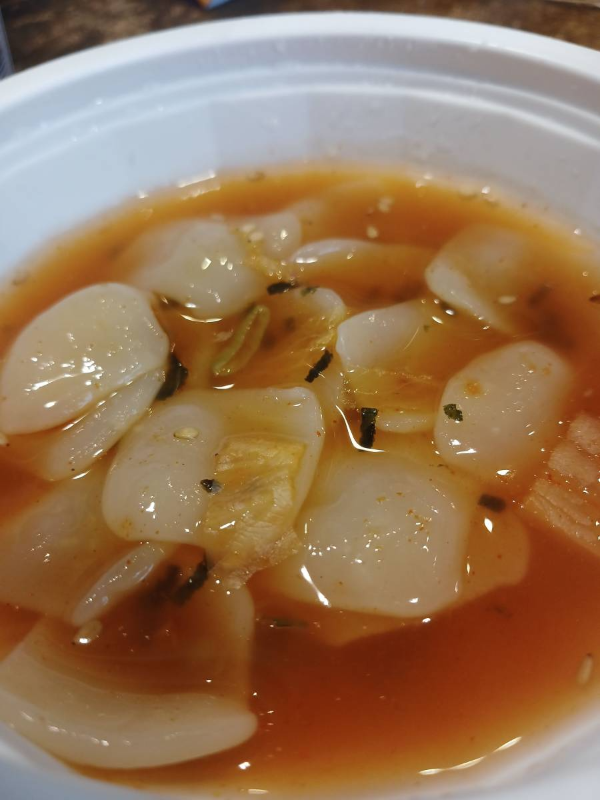 앞접시에 수제비 담다