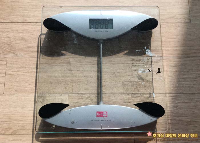 고장-나고-더러운-체중계