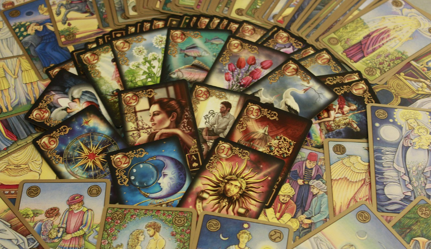 바닥을 꽉 채운 여러가지 종류의 타로카드들