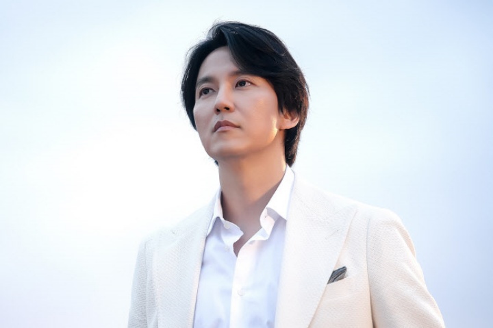 먼 곳을 응시하고 있는 모습