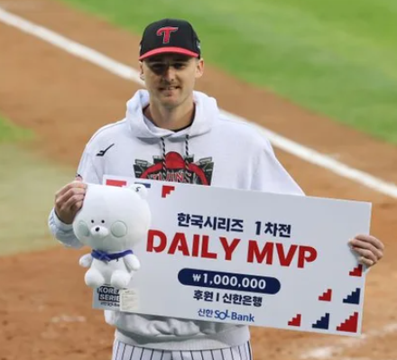 2025 한국시리즈 1차전 MVP 수상하는 톨 허스트