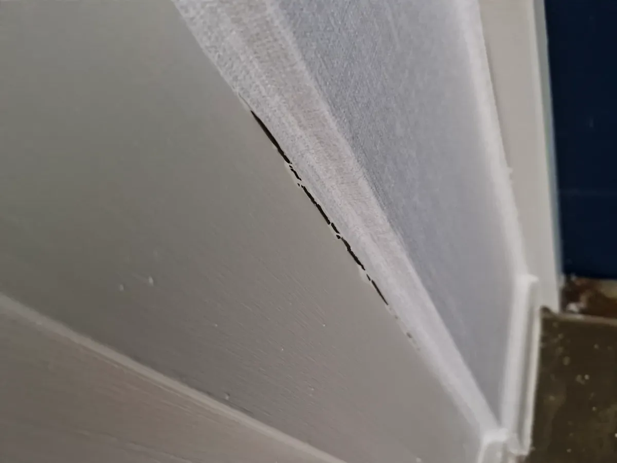 틈이-벌어져-있는-도배지