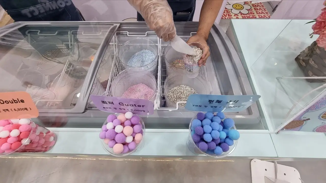 스쿱으로 담아주는 구슬 아이스크림