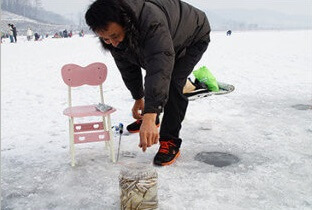 얼음-낚시-하는-사람