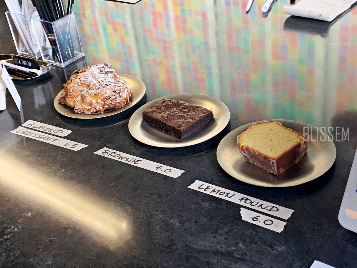 용산대형카페-용산카페추천-용산조용한카페-책읽기좋은카페-예쁜카페-벽돌집