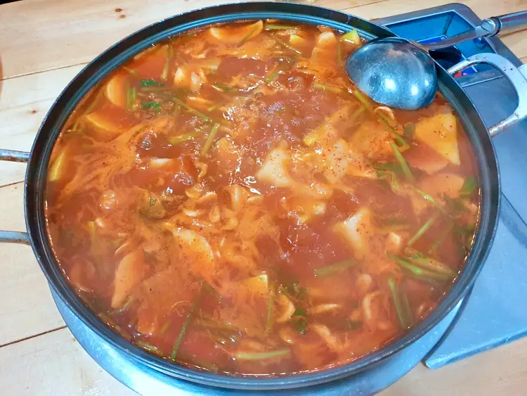 현장치고 고소한 향 퍼지는 민물 새우 얼큰 칼국수, 민물새우탕 새뱅이 매운탕 민물새우 한상 대전 괴정동 용문역 맛집 추천