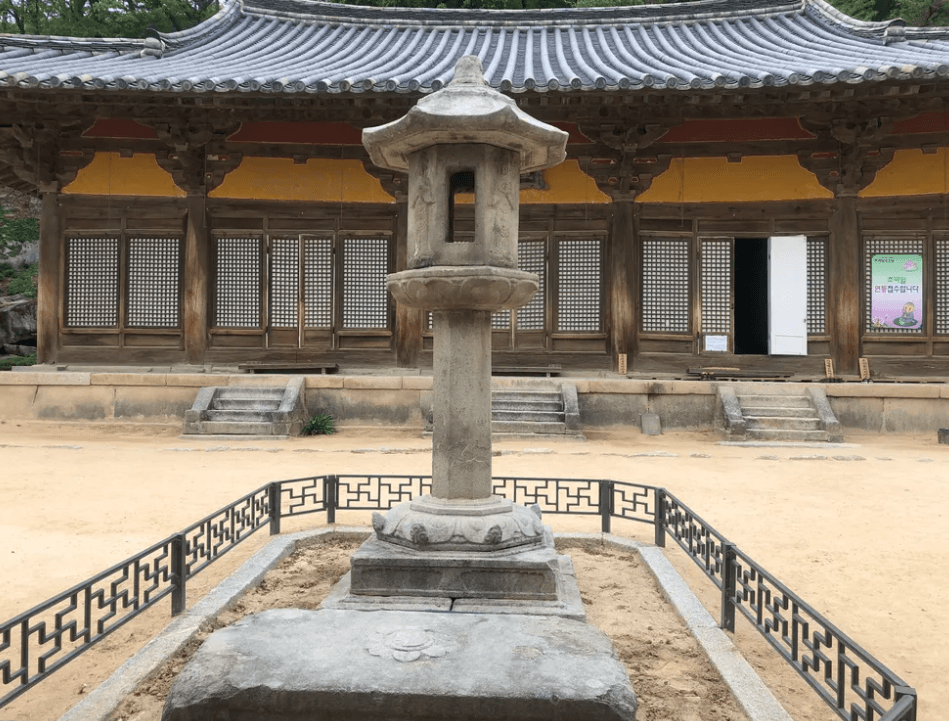 무량수전 앞 석등