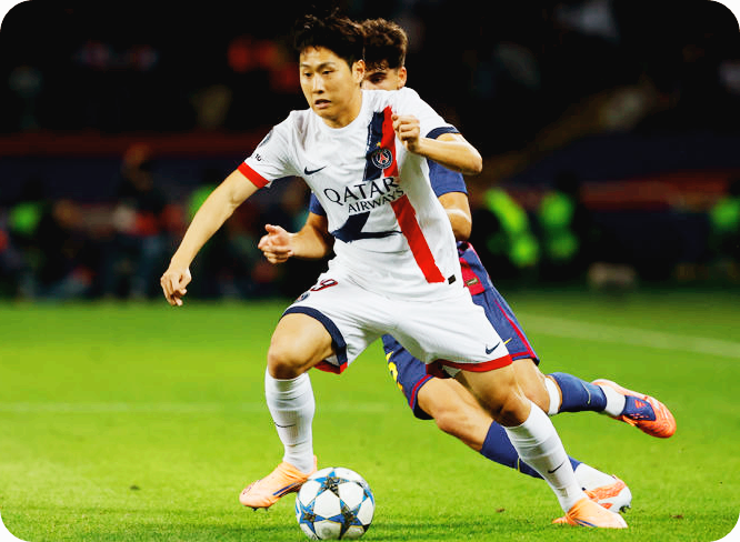 PSG 이강인이 2일 바르셀로나전에서 왼발슛을 날리고 있다. [사진 : 연합뉴스]