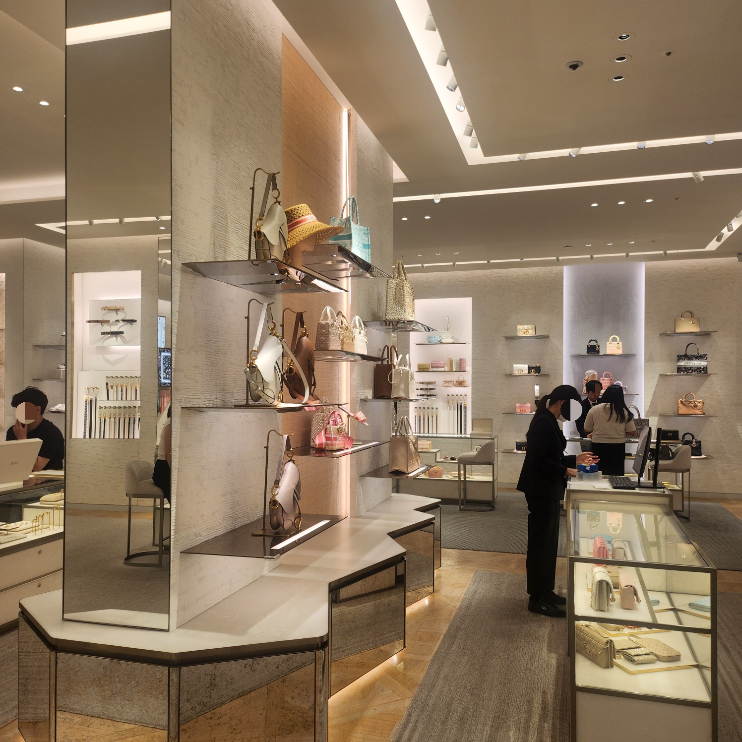 갤러리아_디올매장_내부사진