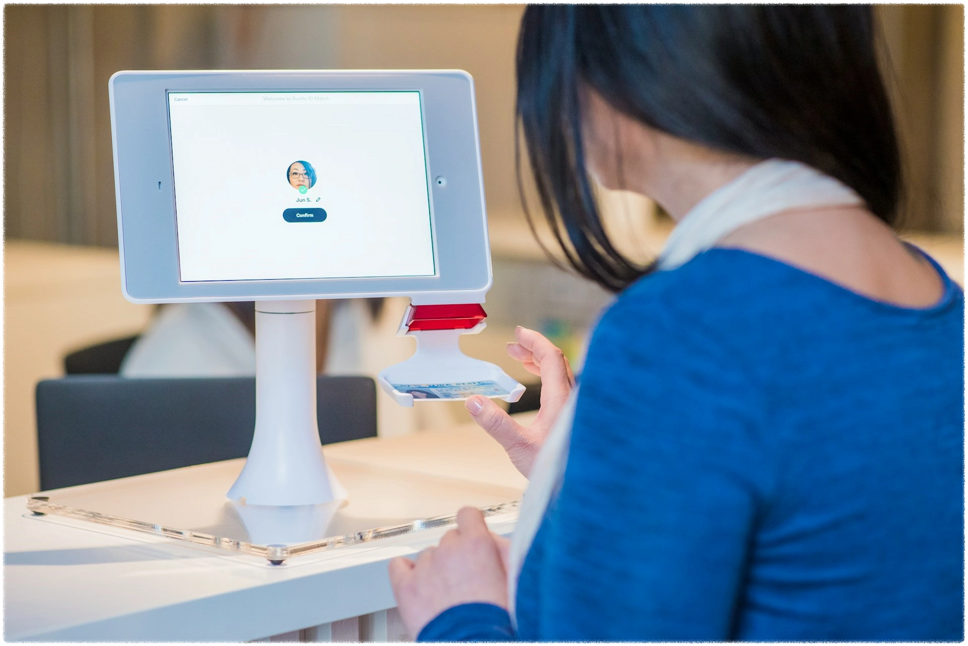 키오스크를-사용하고-있는-여성