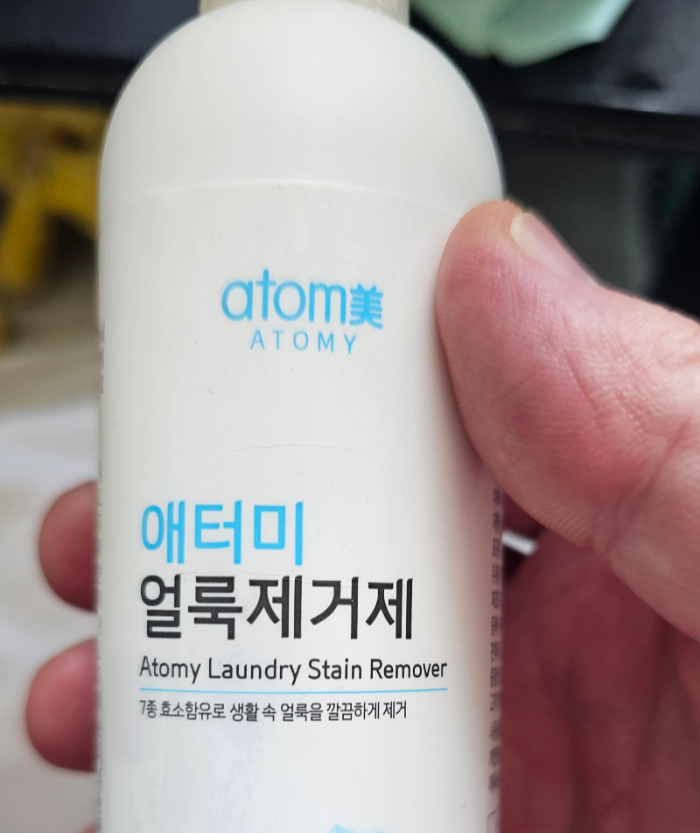 저는 흰티를 정말 좋아하는데요, 늘 문제는 김치국물, 커피, 소스 얼룩, 오염 부위에 얼룩제거제를 2~3회 분사, 다른 세탁물과 함께 세탁기 투입!