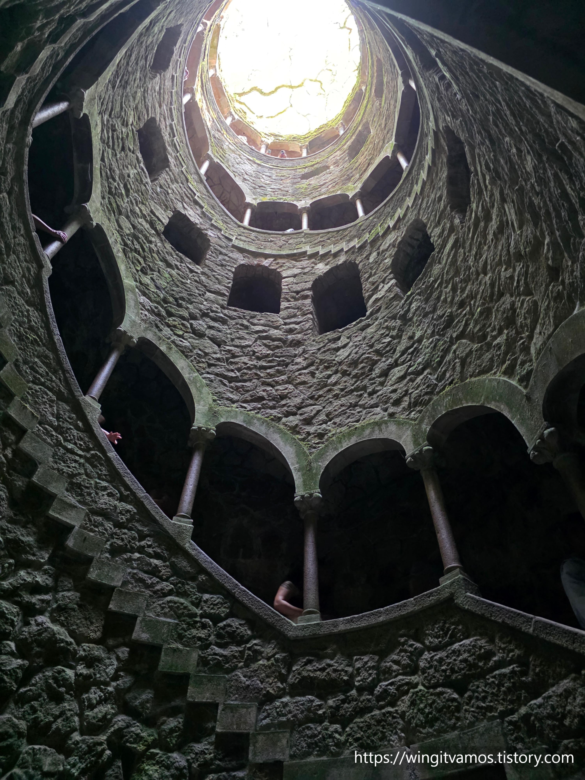 포르투갈 신트라에 위치한 Initiation Well 내부에서 위를 올려다 본 뷰