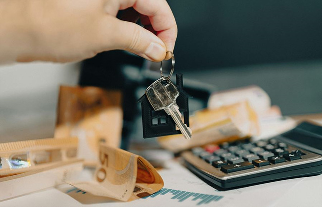 계산기와 돈, 열쇠를 들고있는 사진, unsplash 제공