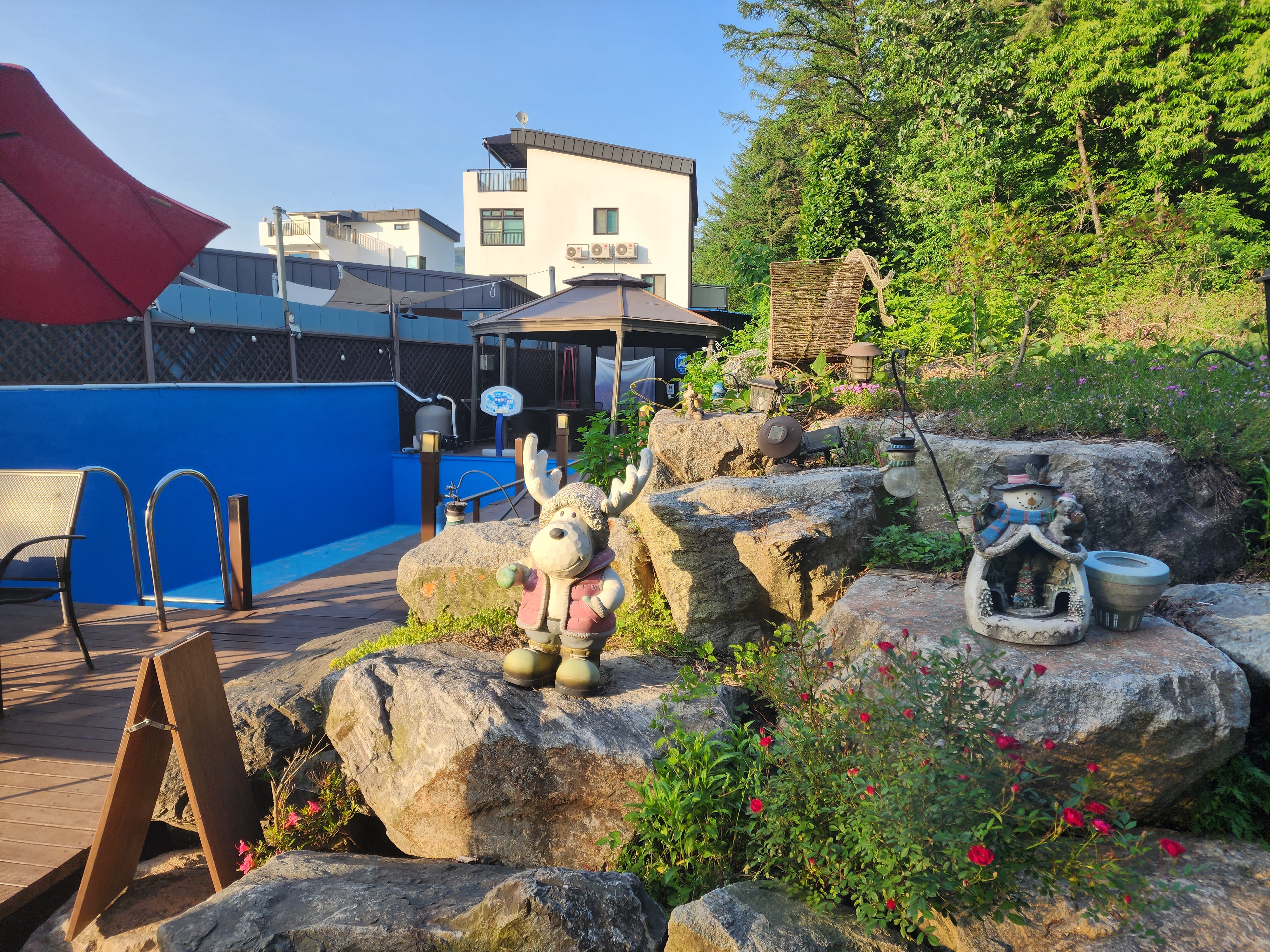 쉴만한 물가 펜션 외부 모습