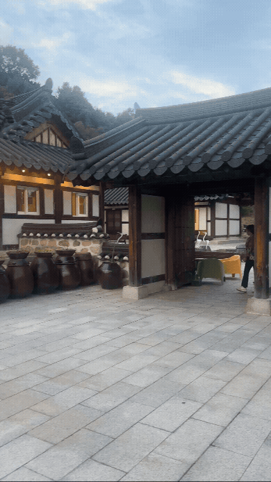 연천 세라비 한옥카페 장독대가 놓인 한옥 마당과 내부를 둘러보는 모습
