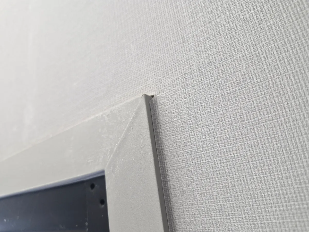 도배가-문틀에-마감되어-있다