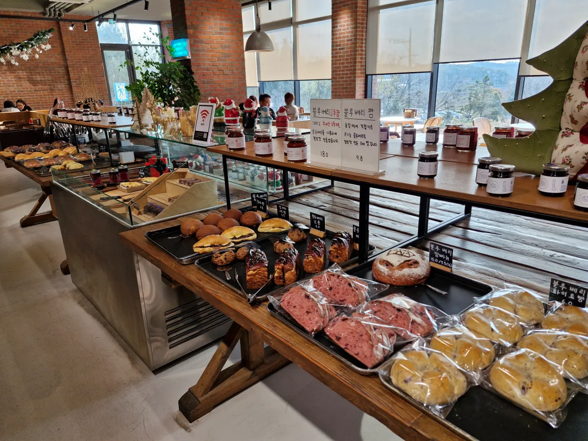 진열대에-놓여져있는-빵들