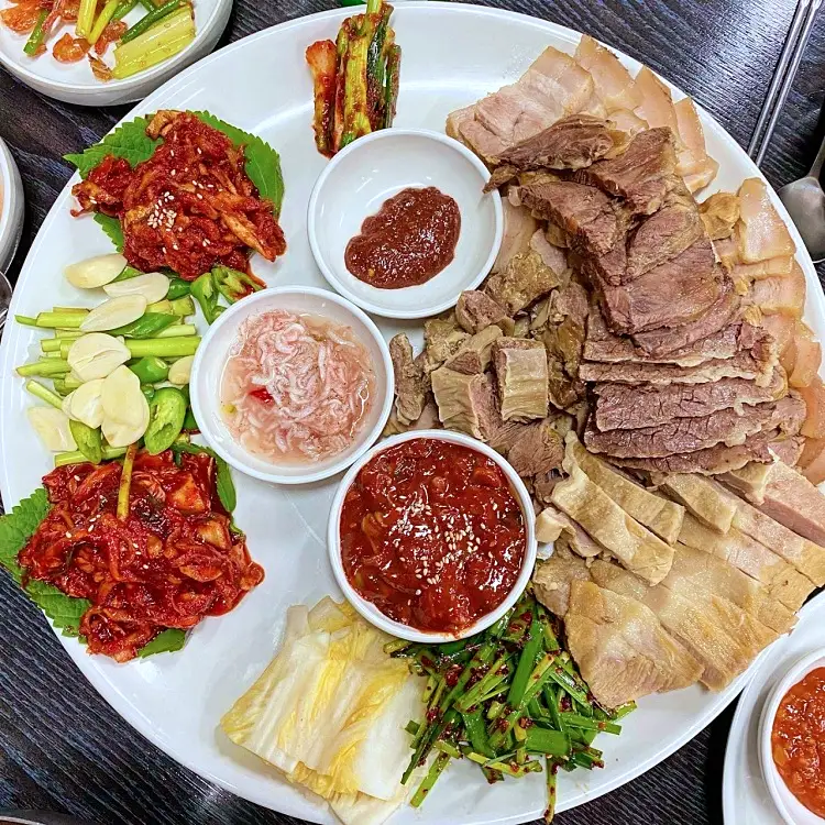 줄서는식당 돼지와 소의 8가지 부위 삶은 수육 제복쟁반, 자가제만 메밀면 직접 짠 들기름 막국수 맛있는 술집 강남역 맛집 소개