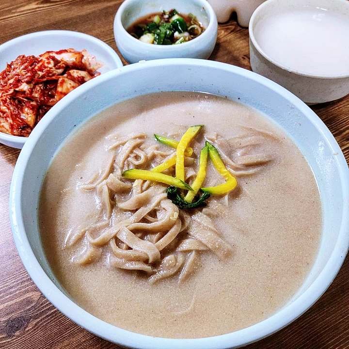 식객 허영만 백반기행 조성모 편 곡물 칼국수 발반죽 우리밀 손칼국수 소머리수육 해물파전 경주 맛집 소개