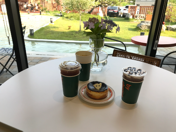 전주 근교 카페로 추천하는 우연하게도의 디카페인 아이스 아메리카노&#44; 목련 꽃차&#44; 초코 라떼&#44; 번트 치즈 케이크 한 컷.