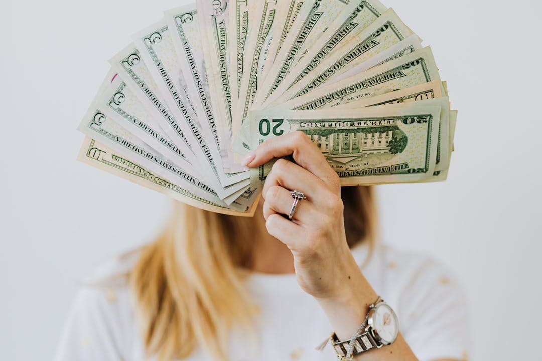 퇴직연금을 일시금으로 받고 돈을 펴쳐서 들고 있는 여성