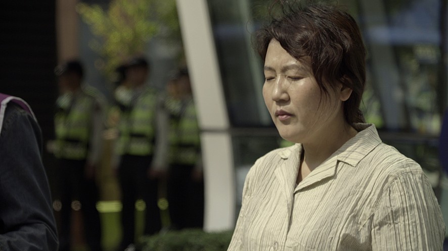 눈을 감고 생각하는 여성의 모습