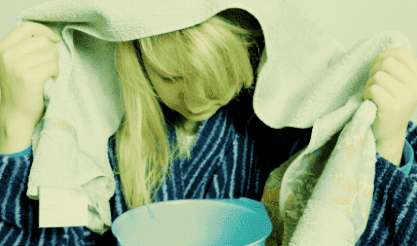 이불-뒤집어쓰고-있는-여자