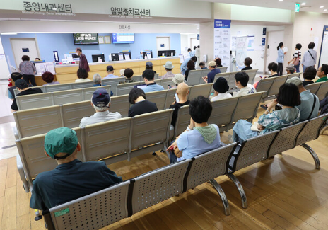 진료를 기다리는 환자들