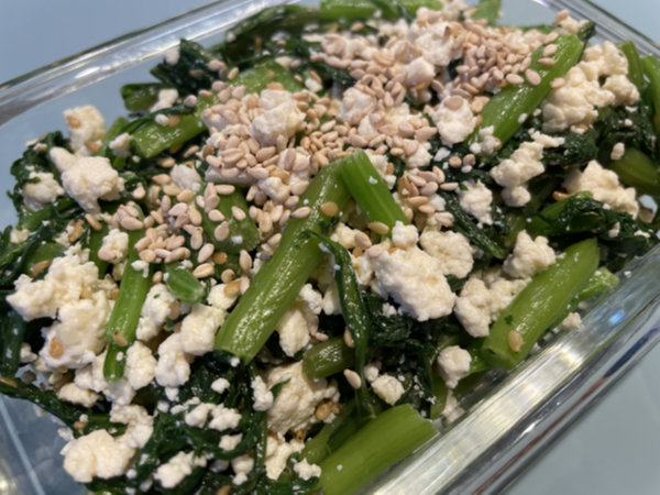 그릇에 담아낸 쑥갓 두부무침