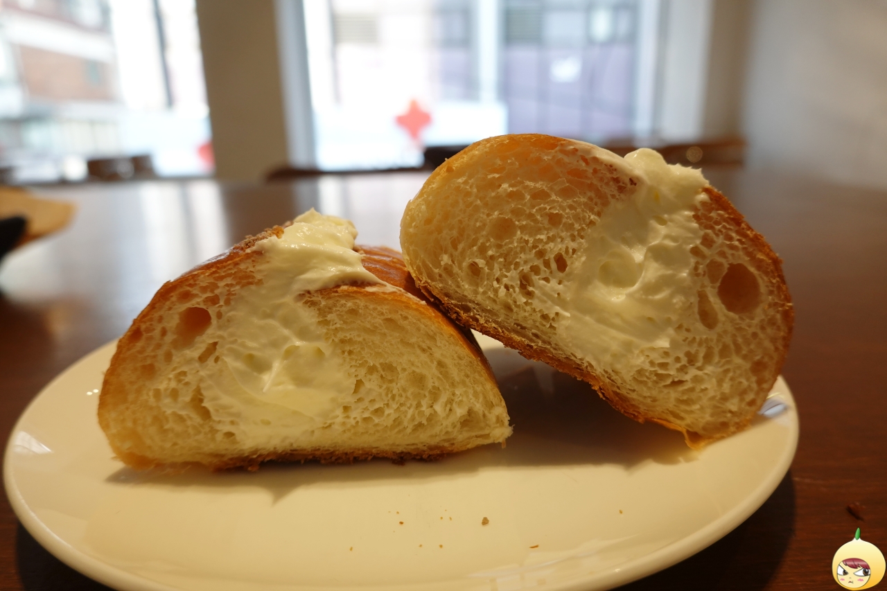 크림소곰이 또는 크림소금빵 단면