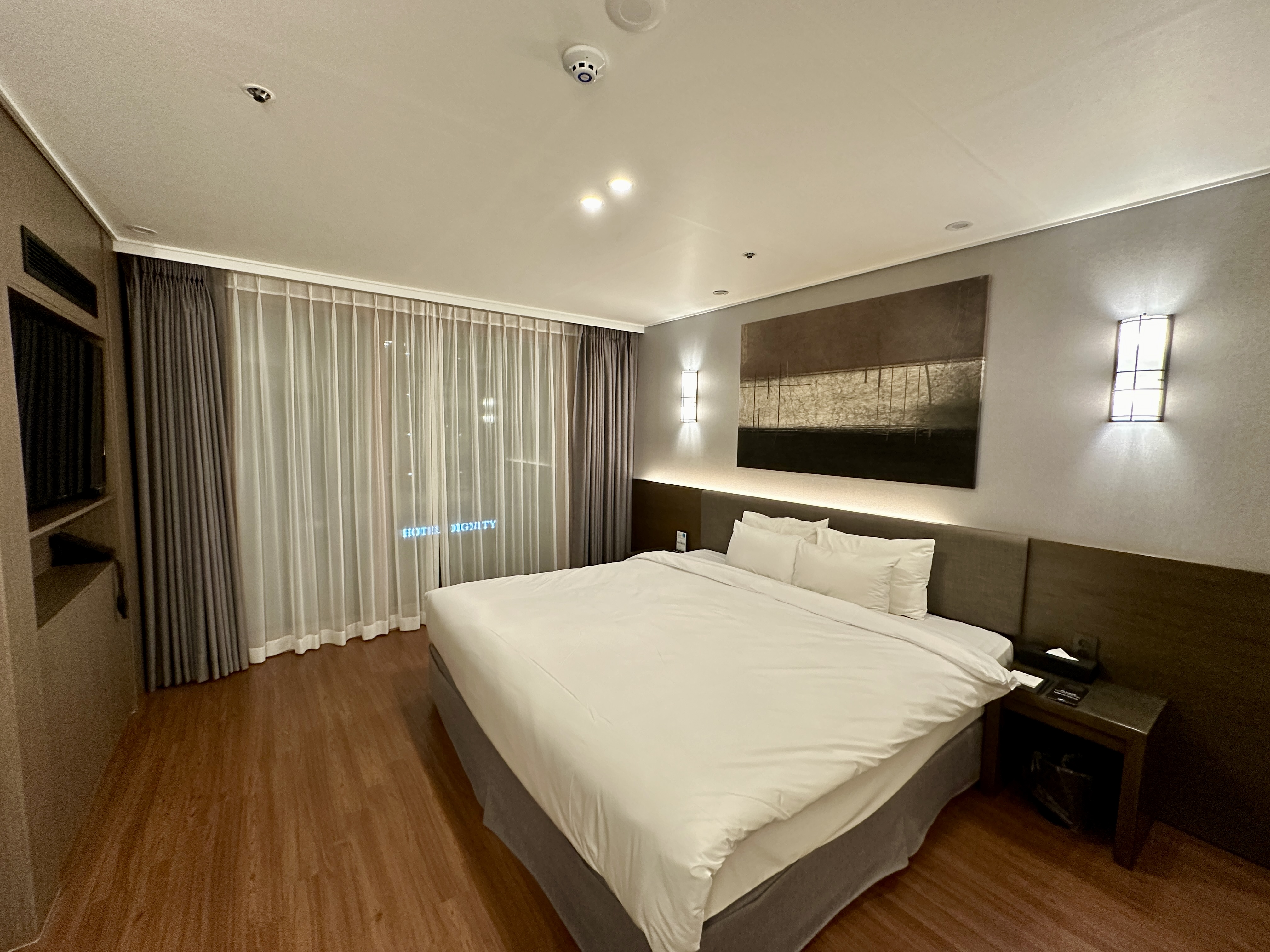 디그니티 호텔 더블스위트룸 침대