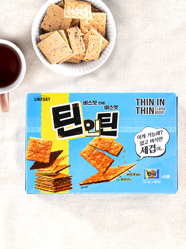 하늘색 케이스에 들어있는 과자