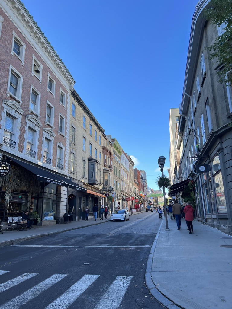 횡단보도 사진. 그리고 푸른 하늘과 퀘벡의 건물들.