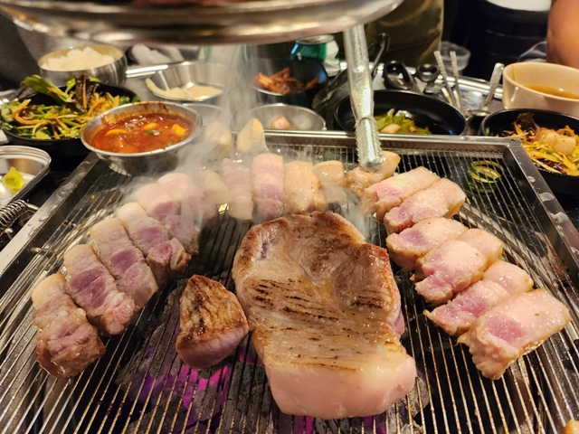 가지런히 잘라진 삼겹살과 자르기전의 목살