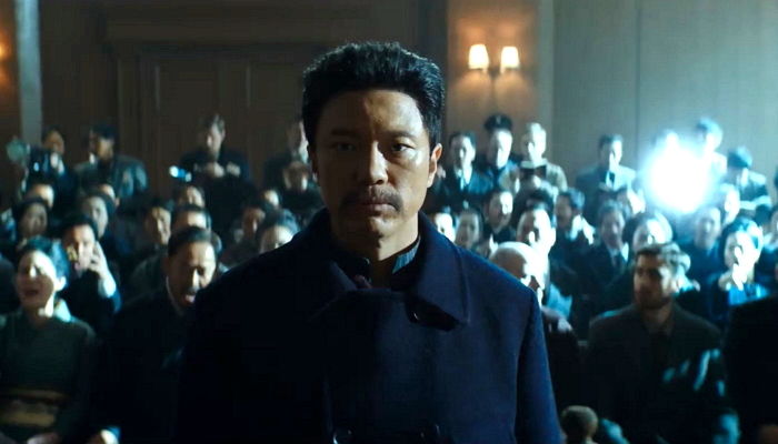 재판 받는 안중근 의사를 연기한 정성화의 모습
