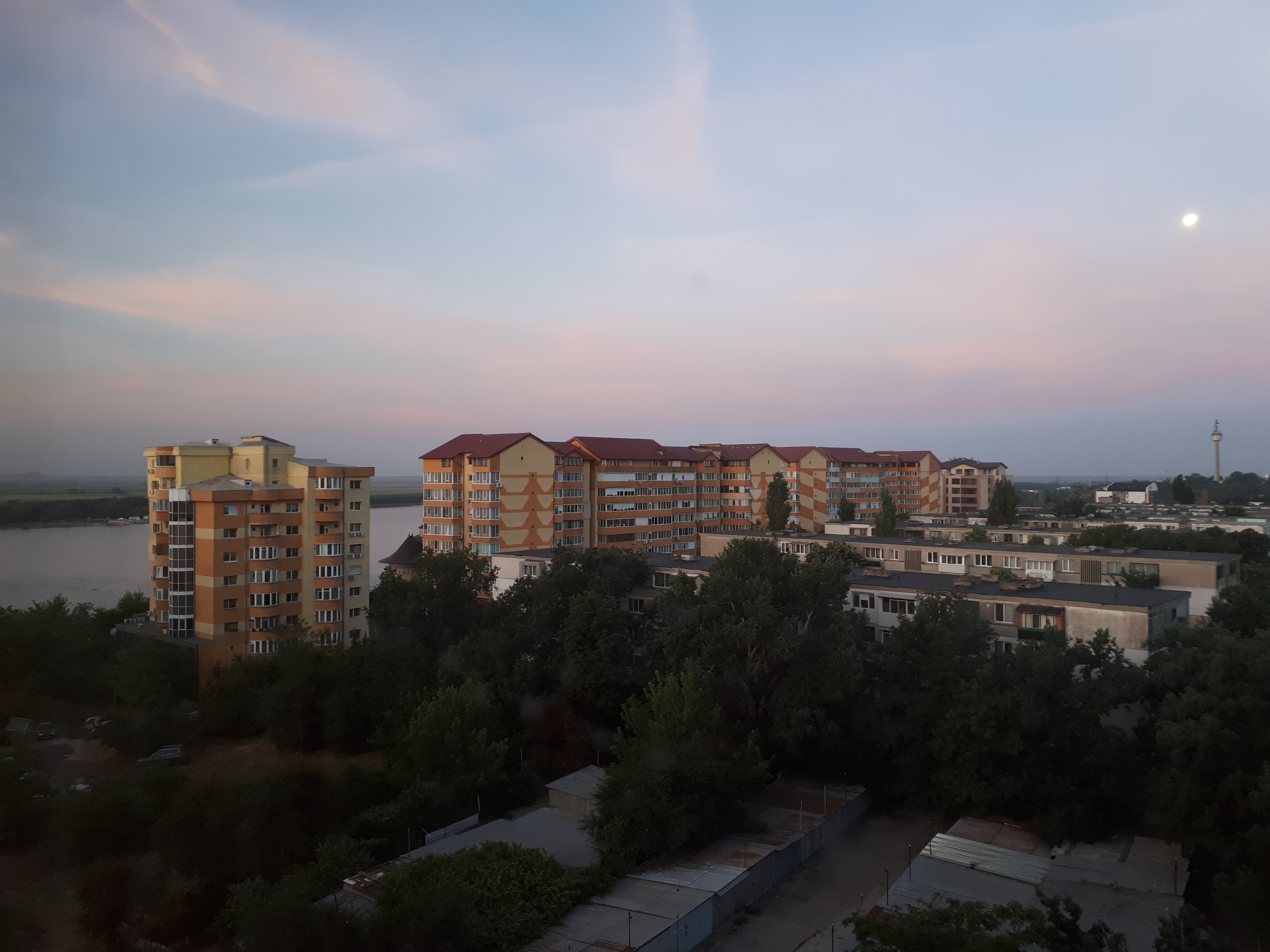 루마니아 갈라치 다뉴브 강변 아파트와 달