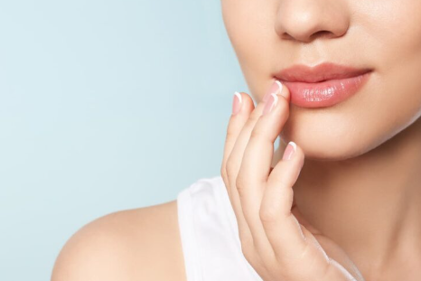 촉촉한 입술이 있다.