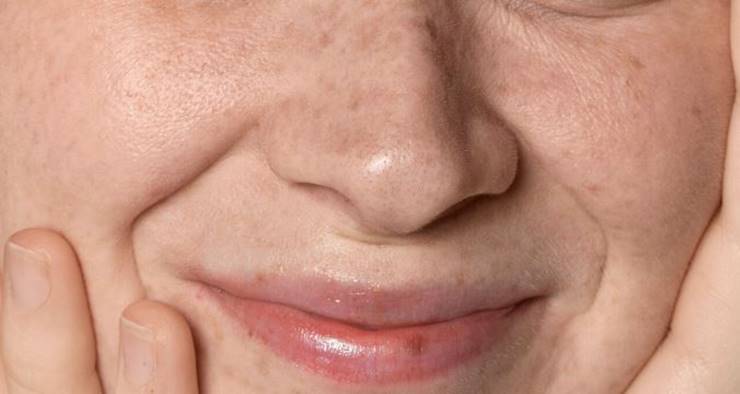 팔자주름이 깊은 남자