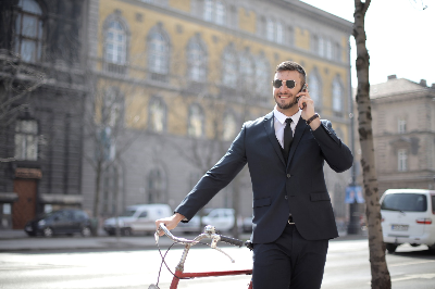 전화 통화하는 남성
