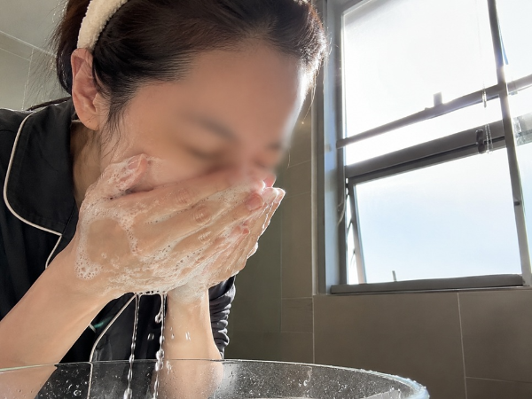 모공 관리를 위해 욕실에서 부드럽고 순한 거품으로 세안을 하고 있는 모습