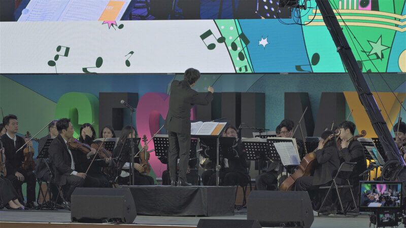 지휘자의 손끝을 따라 연주하는 실내악 오케스트라 단원들, 문화가 흐르는 서울광장 메인무대 근접 촬영 장면