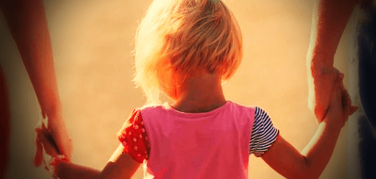 양손잡고-있는-아이