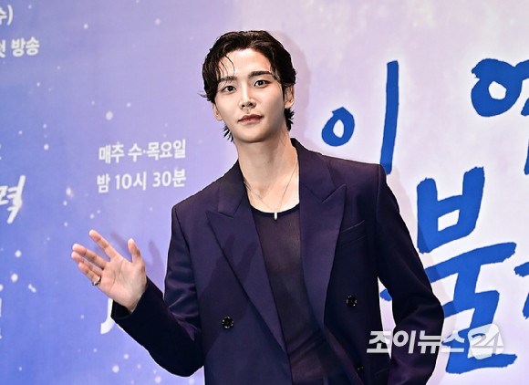 배우 로운이 23일 오후 서울 구로구 신도림동 라마다서울신도림호텔에서 열린 JTBC 수목드라마 &#39;이 연애는 불가항력&#39; 제작발표회에 포토타임을 갖고 있다. [사진=조이뉴스24 포토DB]