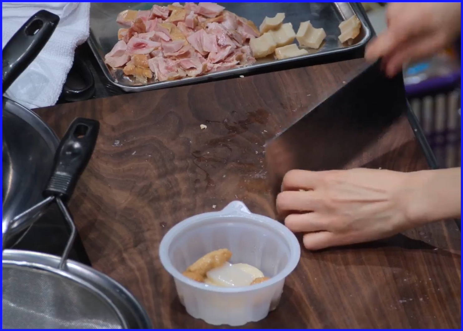 스모크치킨과-어묵을-썰어서-준비한다